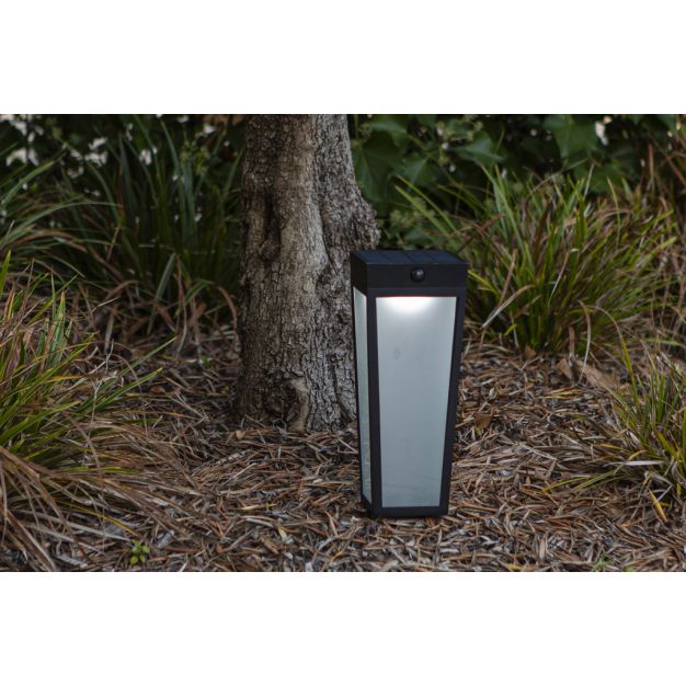 Lutec Dias - lampe de sol sur piquet avec capteur solaire et de mouvement - 12,2 x 12,2 x 48,4 cm - 8,4W LED dimmable + RGB via app - IP44 - noir avec verre dépoli