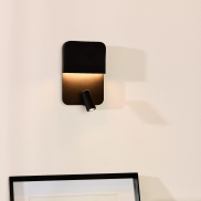 Lucide Boxer - applique murale avec port USB et interrupteur - 13 x 10 x 24 cm - 5W + 3W LED inclus - noir