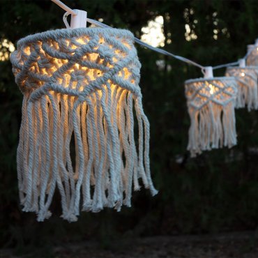 New Garden Mykonos Garland - guirlande lumineuse raccordable via câble ou énergie solaire - batterie rechargeable - guirlande de 8 mètres dont 3 mètres de câble - 8 lampes LED incluses - IP44 - coton
