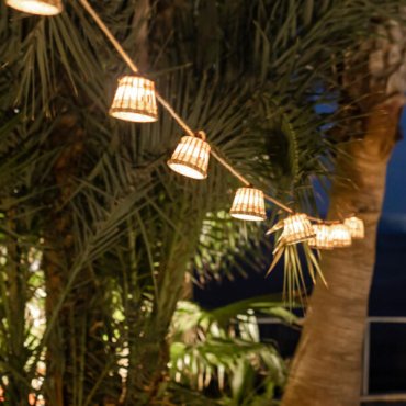 New Garden Aurora - guirlande lumineuse solaire - guirlande de 8 mètres avec cordon de 3 mètres - 10 ampoules LED incluses - IP44 - rotin