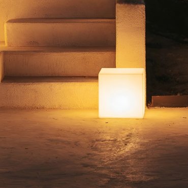 New Garden Cuby - lampe de table solaire rechargeable avec télécommande - 32 x 32 x 32 cm - 1W RGB LED inclus - IP65 - blanc