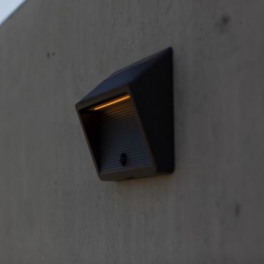 Lutec Linko - Applique d'extérieur avec capteur solaire - 18,5 x 16,1 x 6,2 cm - 11,5W LED inclus - IP44 - gris foncé