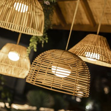 New Garden Bossa - lampe suspendue d'extérieur avec source lumineuse rechargeable et télécommande -  Ø 35 x 300 cm - 9W LED inclus - IP54 - rotin
